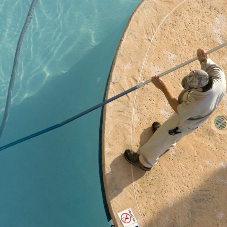 Mantenimiento profesional de piscinas con pértiga de limpieza