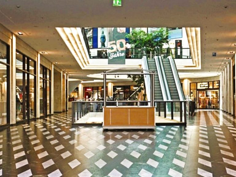 Mantenimiento y limpieza en centro comercial con suelos relucientes y áreas de descanso
