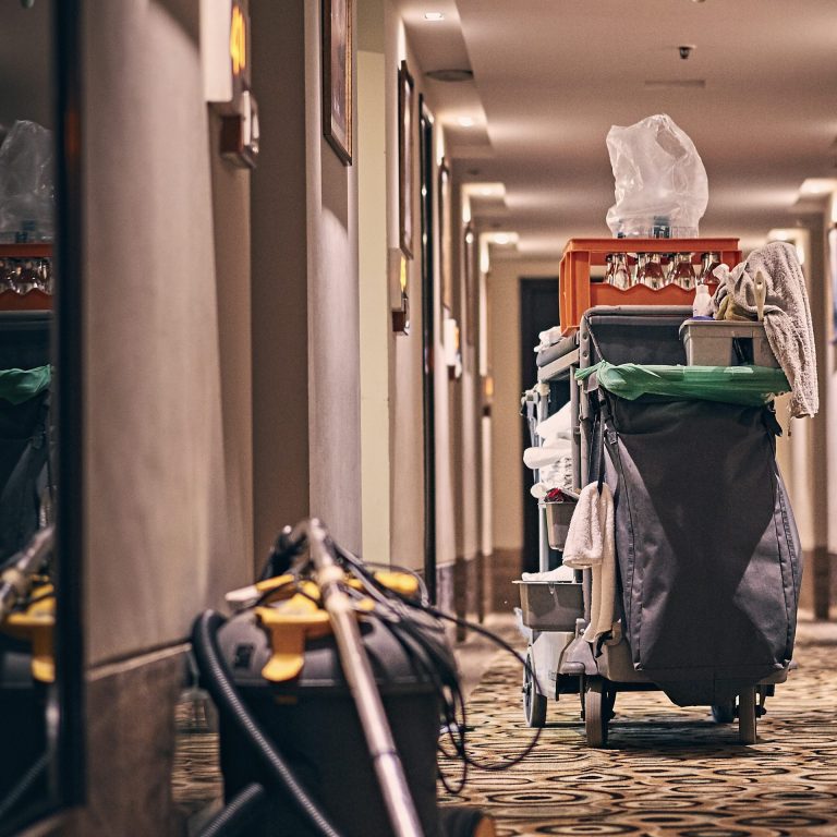 Carrito de limpieza profesional en pasillo de hotel para mantenimiento impecable