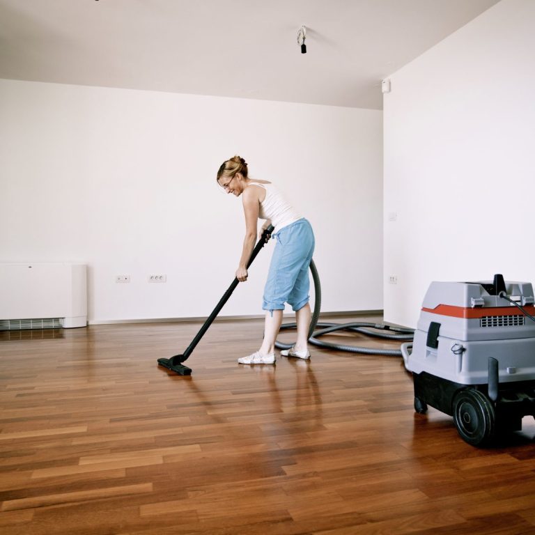 Servicio de limpieza profesional con aspiradora en suelos de madera