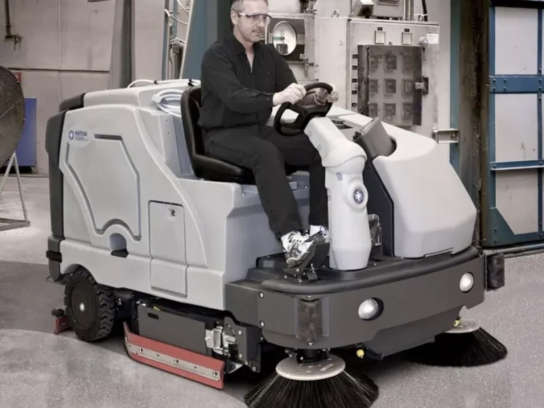 Máquina de limpieza industrial en almacén optimizando la higiene en centros logísticos