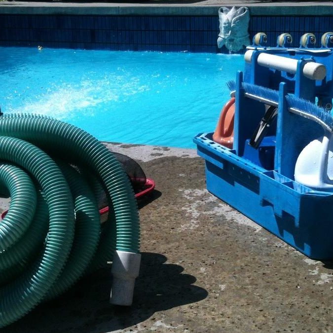 Equipo de mantenimiento profesional para limpieza y desinfección de piscinas
