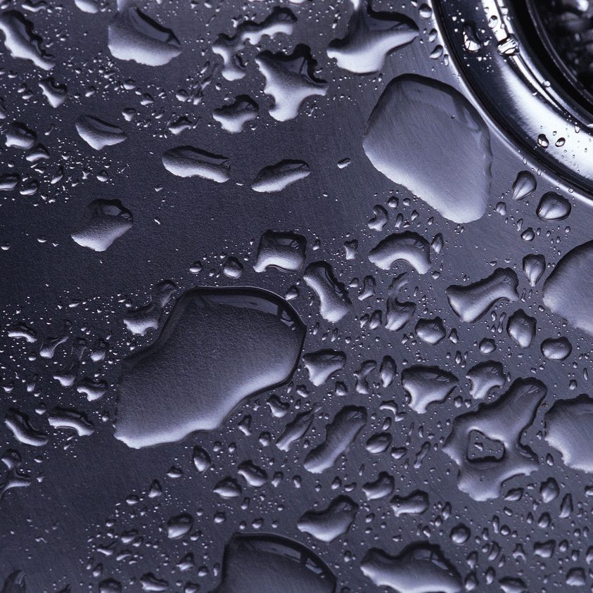 Superficie con gotas de agua reflejando limpieza, higiene y mantenimiento especializado